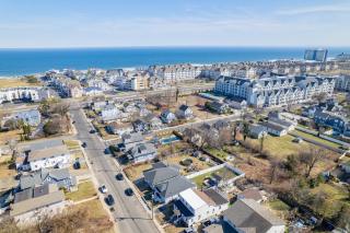 3BR Beach House | Fire Pit & Bar | Steps to Beach - Long Branch - 5