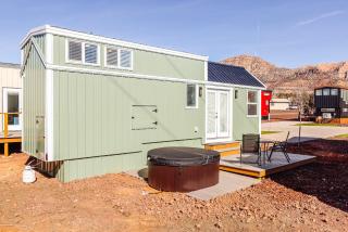 Zion Tiny Home, Hot Tub, Red Rock Views - Apple Valley - 2
