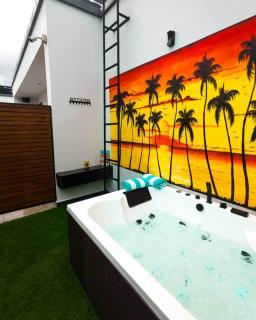 New Luxury Hideaway Wi-Fi + Gym + Pool+ Hot Tub - 4