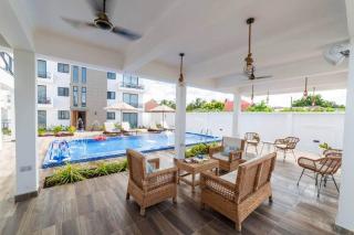 Entire Apt-7 Min Beachwalk - Full Kitchen & Pool - 8