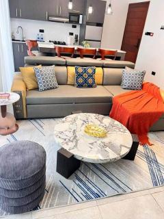 New Urban Oasis Apt w/Pool + Hot tub + Gym - 2