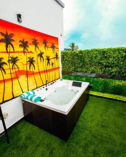 New Urban Oasis Apt w/Pool + Hot tub + Gym - 3