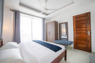 Luxury Beachwalk Apt-Pool, King Bed-Rooftop Views - 1