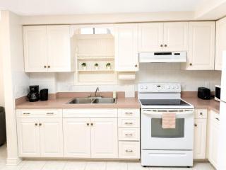 Furnished 1BR Suite, Private Entrance & Laundry - 7
