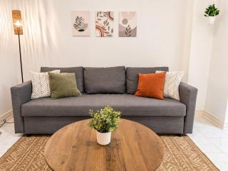 Furnished 1BR Suite, Private Entrance & Laundry - 6