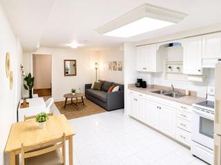 Furnished 1BR Suite, Private Entrance & Laundry - 5