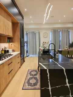 Luxury Private Suite with 2 bdrms in Beaches Toronto - 2
