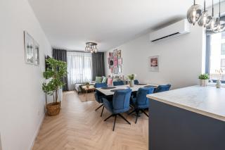 2BDR Modern Apartment with Parking - 3
