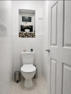 House Sleeps 7 - Free Parking & WiFi - 4