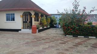 Luxury 5BR Villa Pool, AC and Private Bathrooms - 5