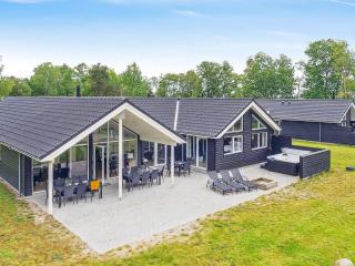 16 person holiday home in Væggerløse - 4