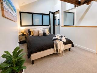 Devonport Loft Apartment AC Great Location! - 8