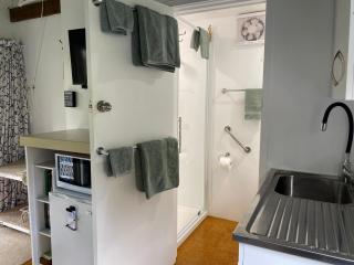 Superb Studio Retreat with Private Secluded Spa, plus Pool & BBQ access - 5