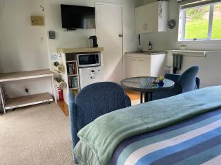 Superb Studio Retreat with Private Secluded Spa, plus Pool & BBQ access - 7