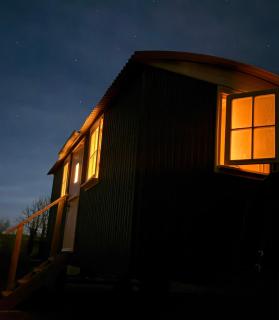 Harmony Hut Hot Tub 2 miles from beach,in rural setting Bude Cornwall - 0
