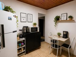 Casa Inteira de 2 Quartos, Sala, Cozinha, Banheiro Com Garagem e Quintal Amplo - 1