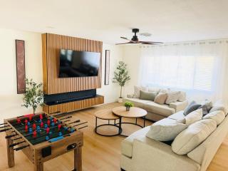 LUX 6BR 3 Suites 3 Kitchen Pool Huge Backyard Games - 4