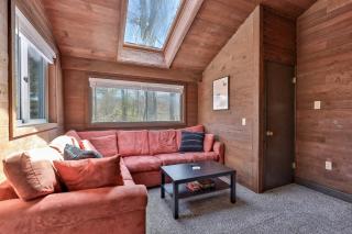 Liquid Lodge Upper - 4BR Duplex with Hot Tub and 4 PM Checkout - 4