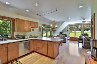 The Coolidge Barn - Game Room, Fire pit & Mountain Views - Sleeps 6 - 7