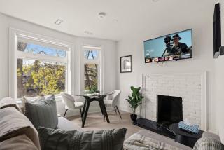 Stylish West End Apt Cozy City Retreat - 0
