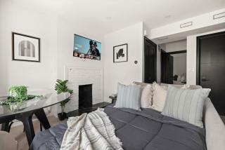 Stylish West End Apt Cozy City Retreat - 4