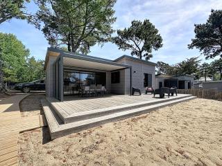 Chalet standing, 6 couchages, piscine chauffée, terrasse privée, proche plage et commerces - FR-1-361-520 - 0