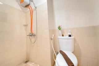 Serene Exclusive Modern Studio Apartment at Grand Sungkono Lagoon By Travelio - 6