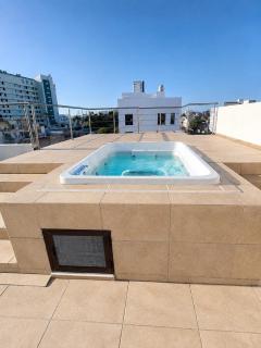 2BR-3BA Condo Block from Beach w Rooftop Jacuzzi - 7