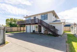 Rainbow Lake House - Lake Taupō Holiday Home - 0