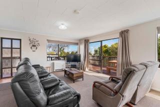Rainbow Lake House - Lake Taupō Holiday Home - 3