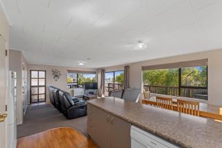 Rainbow Lake House - Lake Taupō Holiday Home - 1