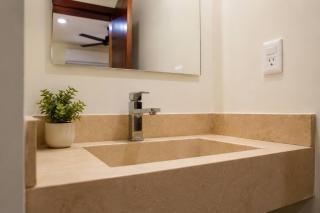 2BR-3BA Condo Block from Beach w Rooftop Jacuzzi - 3