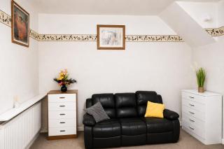 Spacious 6-Bedroom Home Ideal for Groups & Contractors - 9