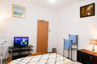 Spacious 6-Bedroom Home Ideal for Groups & Contractors - 4