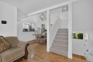 Stylish 2BR Near Bellevue & Kirkland w/ Pool+AC - 2