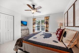 Stunning Smoky Mountains Cabin - Games Room and Fire Pit and 3 Kings bed and Hot Tub - 1