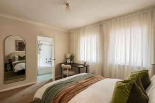 Private 2BR Top Floor Escape Edge of CBD - 6