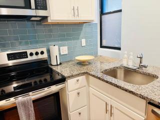 Prime OTR 1BR, Lux King Bed, 2 Smart TVs, Sleeps 3ppl, Wif, 1st Fl - 2