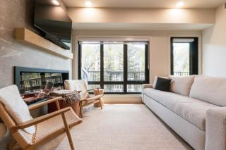 The Bergen Luxury 3 BR 3BA Sleeps 10 Hot Tub and Pool - 4
