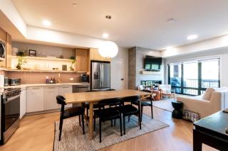 The Bergen Luxury 3 BR 3BA Sleeps 10 Hot Tub and Pool - 8