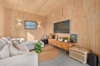 Architecturally Designed - Wanaka Holiday Home - 2