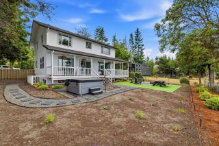 Sunset Bluff - Ocean Views, Hot Tub, Sleeps 9 - 4