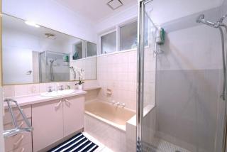 Family home in Prime location Melbourne - 3