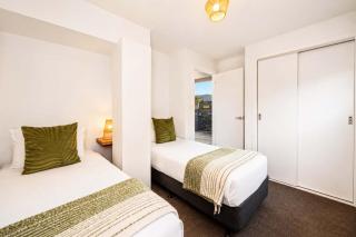 The Residential Retreat-Sleeps 15-Close to Shops - 1