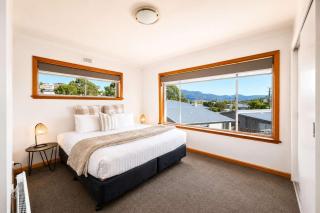 The Residential Retreat-Sleeps 15-Close to Shops - 4