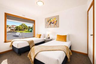 The Residential Retreat-Sleeps 15-Close to Shops - 2