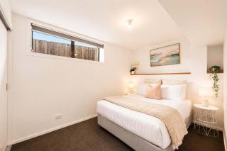 The Residential Retreat-Sleeps 15-Close to Shops - 5