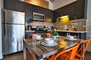 Luxury 3BR Spacious Suite Sleeps 8 Guests with Patio, Skyline View, Optional Parking and Gym Access Near McCormick Place and Lakefront - 7