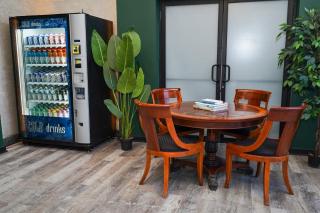 Luxury 3BR Spacious Suite Sleeps 8 Guests with Patio, Skyline View, Optional Parking and Gym Access Near McCormick Place and Lakefront - 9