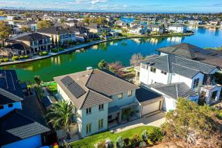 StayAU Sunset Two Story Lakeside Oasis with Scenic Yard - 9